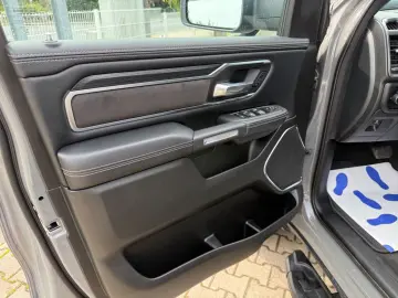 RAM 5.7 V8 LARAMIE OFFROAD 4X4