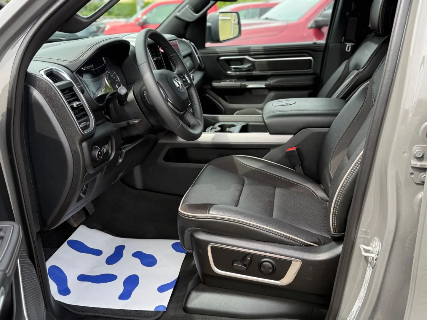 RAM 5.7 V8 LARAMIE OFFROAD 4X4