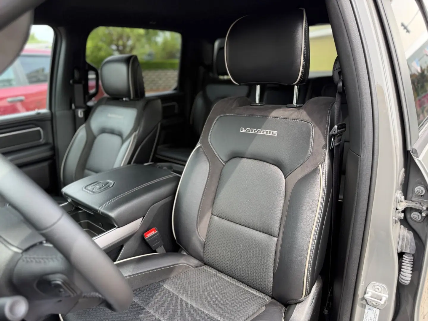 RAM 5.7 V8 LARAMIE OFFROAD 4X4