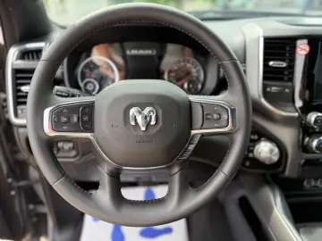 RAM 5.7 V8 LARAMIE OFFROAD 4X4