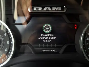 RAM 5.7 V8 LARAMIE OFFROAD 4X4