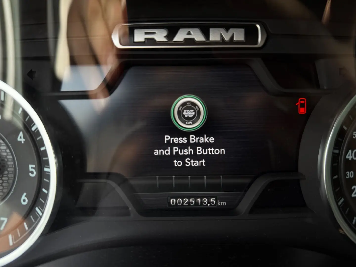 RAM 5.7 V8 LARAMIE OFFROAD 4X4