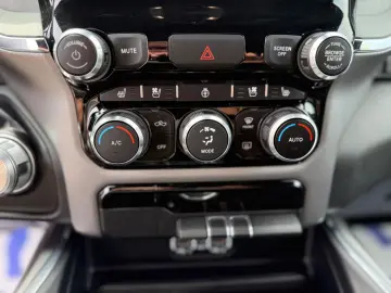 RAM 5.7 V8 LARAMIE OFFROAD 4X4