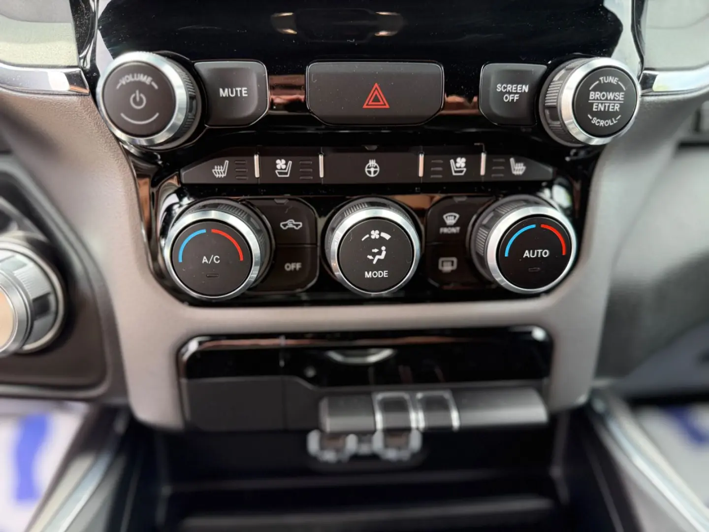 RAM 5.7 V8 LARAMIE OFFROAD 4X4