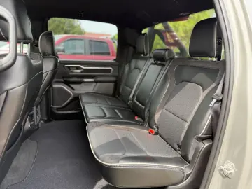 RAM 5.7 V8 LARAMIE OFFROAD 4X4