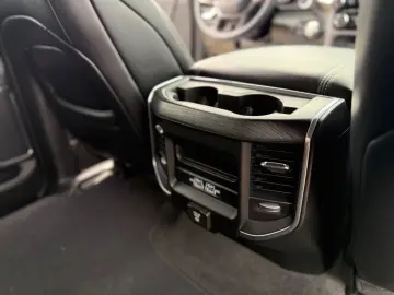 RAM 5.7 V8 LARAMIE OFFROAD 4X4