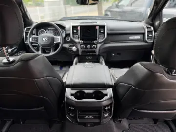 RAM 5.7 V8 LARAMIE OFFROAD 4X4