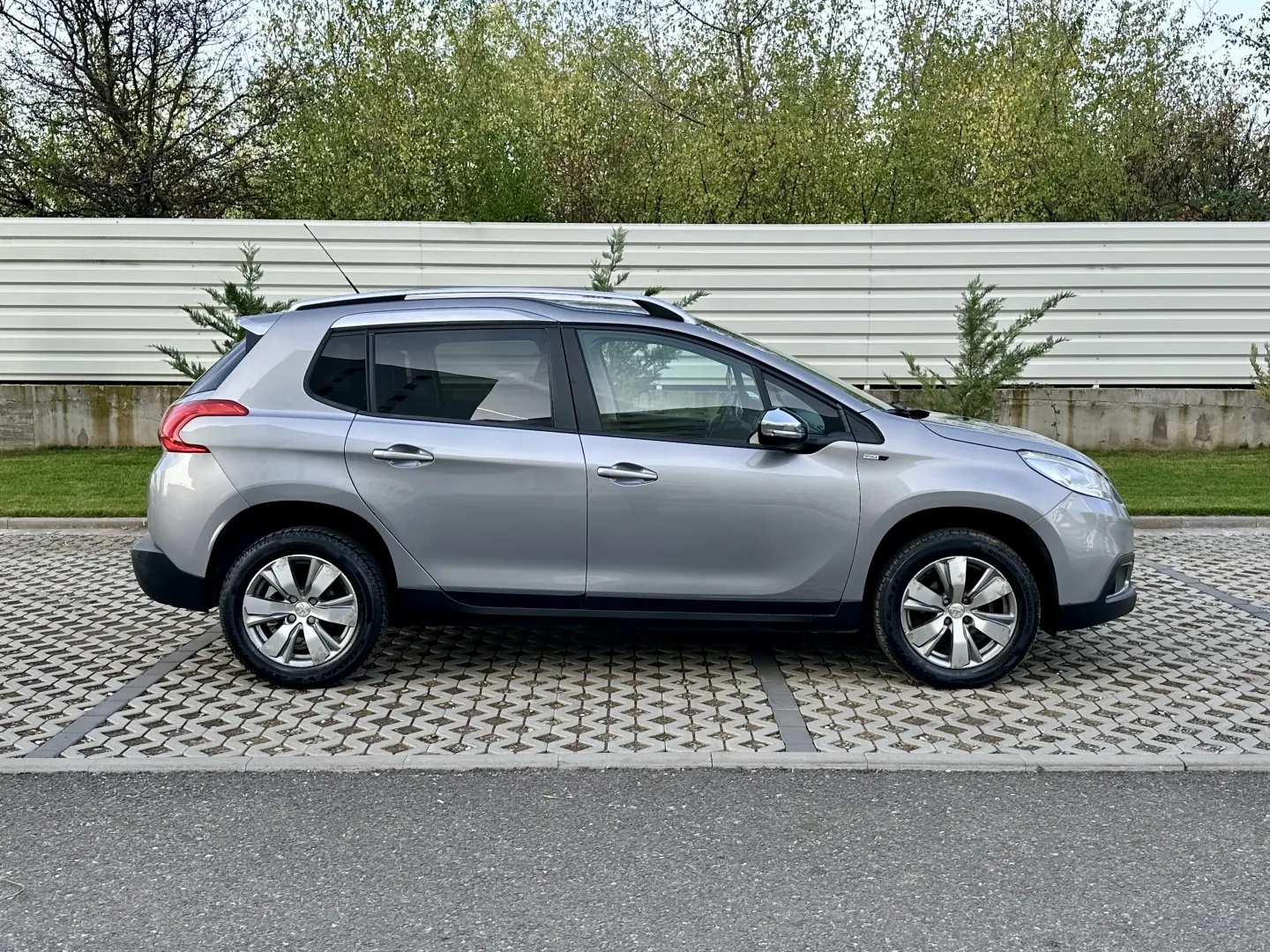 Peugeot 2008  senzori parcare  166.000 km  garantie  rate