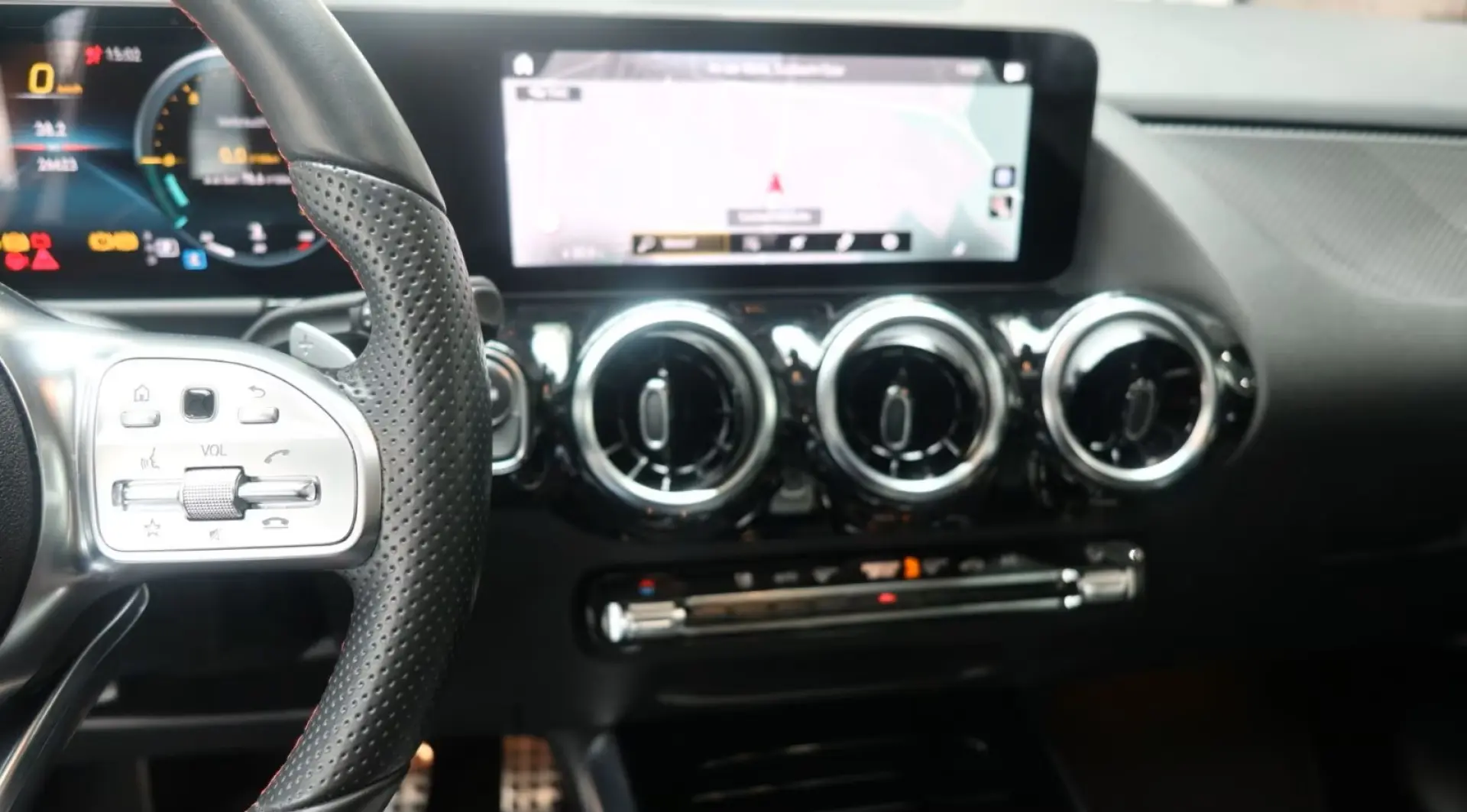 GLA 180 AMG Spur Navi DAB Pano Kamera