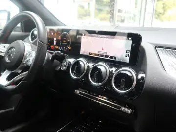 GLA 180 AMG Spur Navi DAB Pano Kamera
