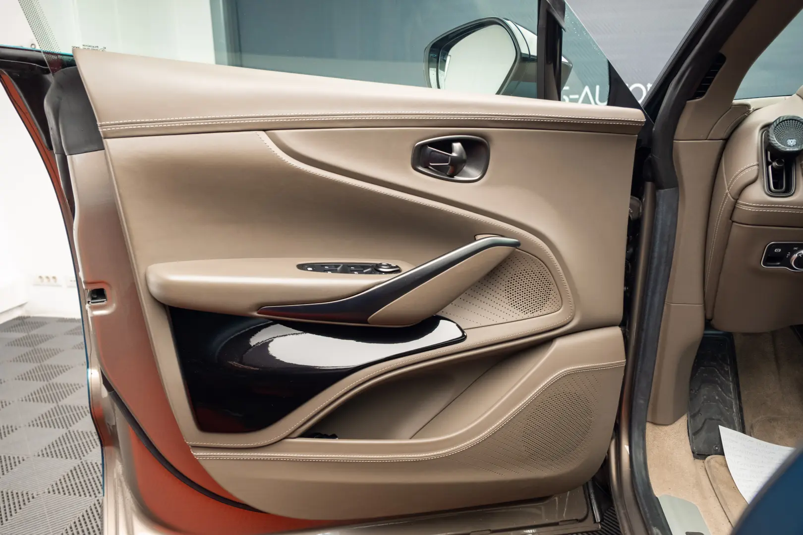 2023 ASTON MARTIN DBX 707