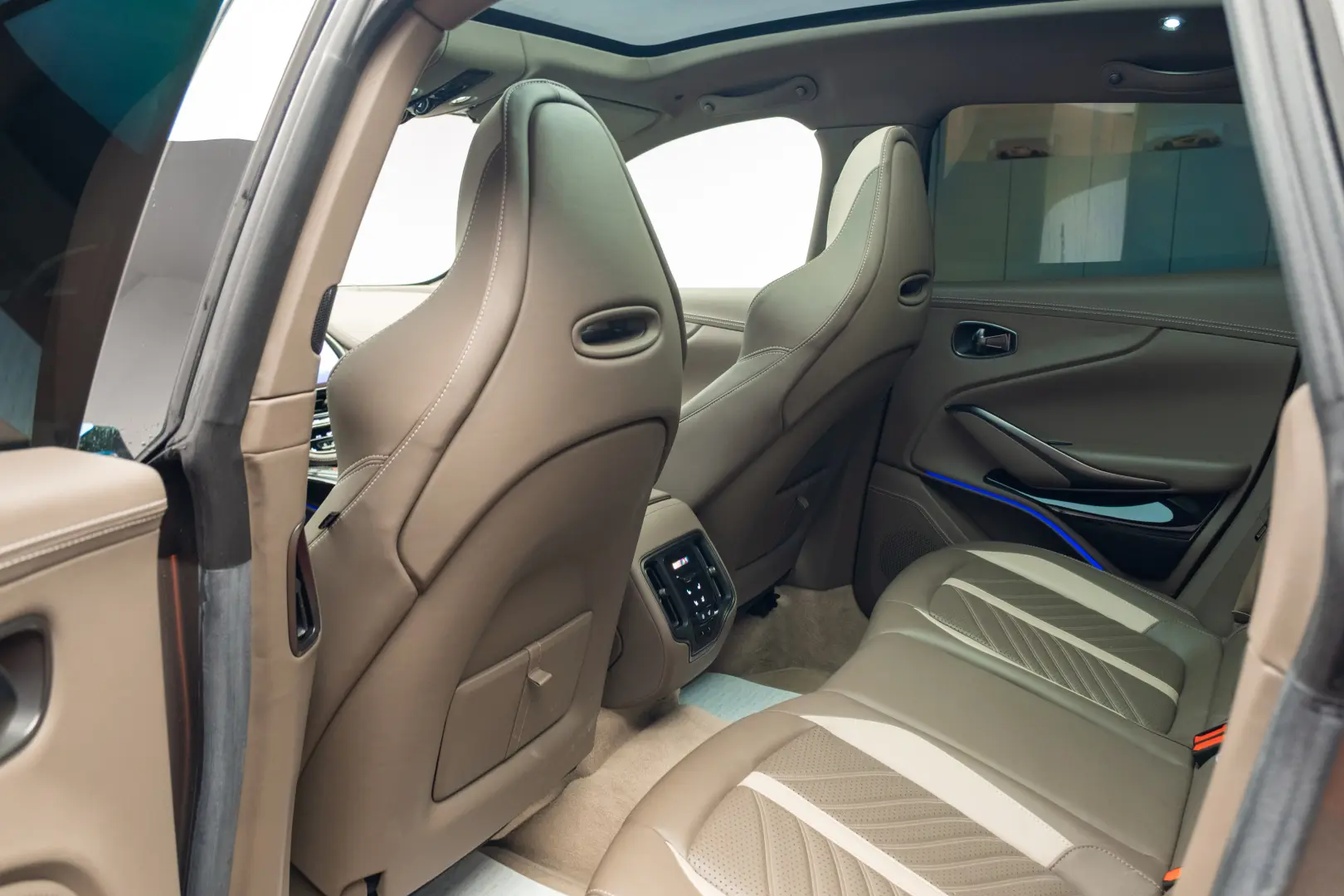 2023 ASTON MARTIN DBX 707