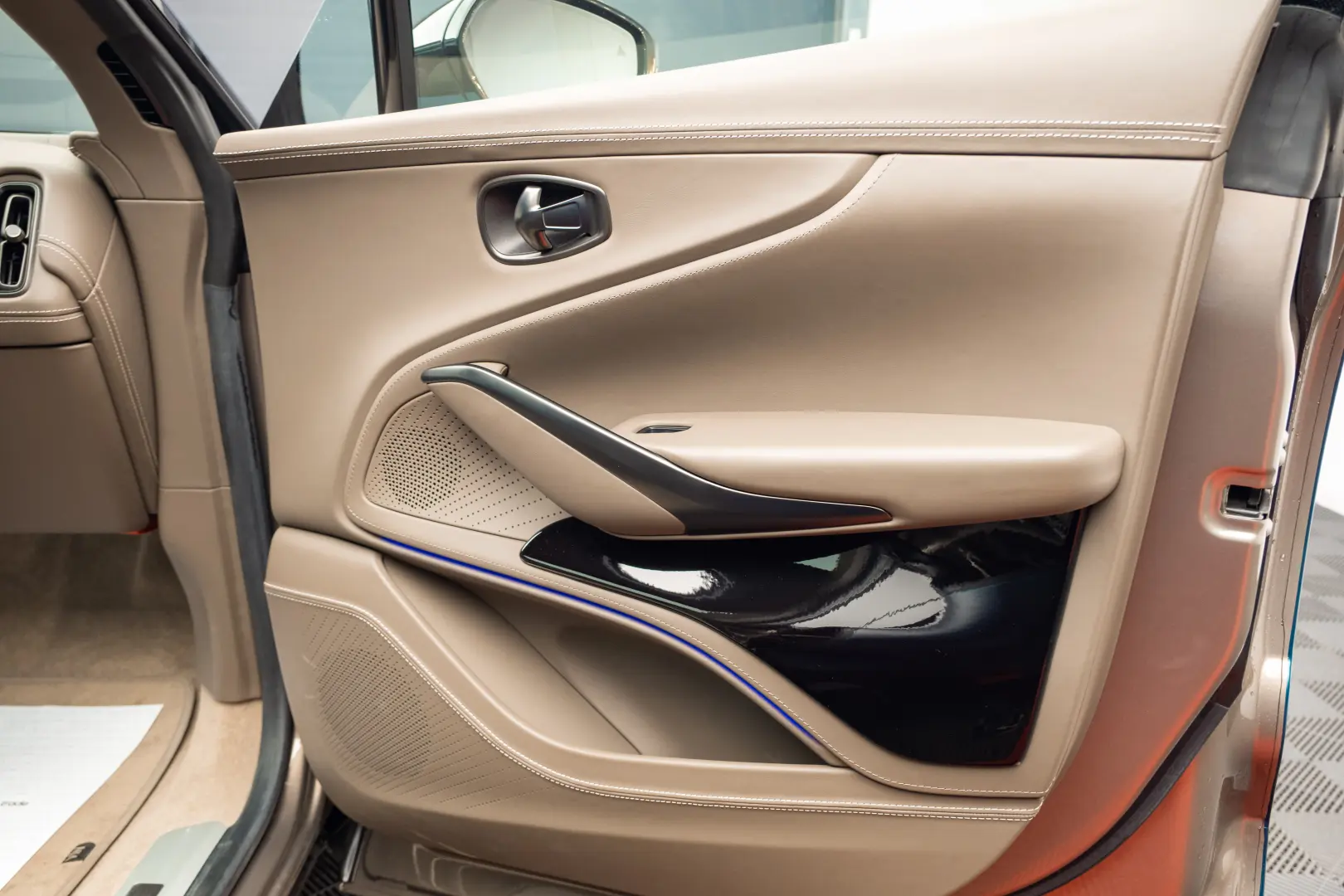 2023 ASTON MARTIN DBX 707