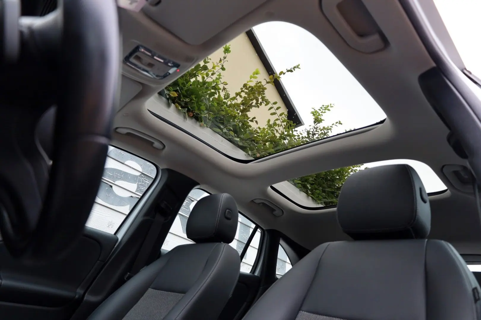 GLA 200 d T.Leder Navi Kamera ACC Panorama AHK