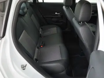 GLA 200 d T.Leder Navi Kamera ACC Panorama AHK