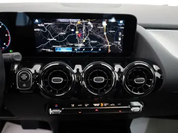 GLA 200 d T.Leder Navi Kamera ACC Panorama AHK