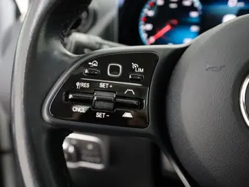 GLA 200 d T.Leder Navi Kamera ACC Panorama AHK