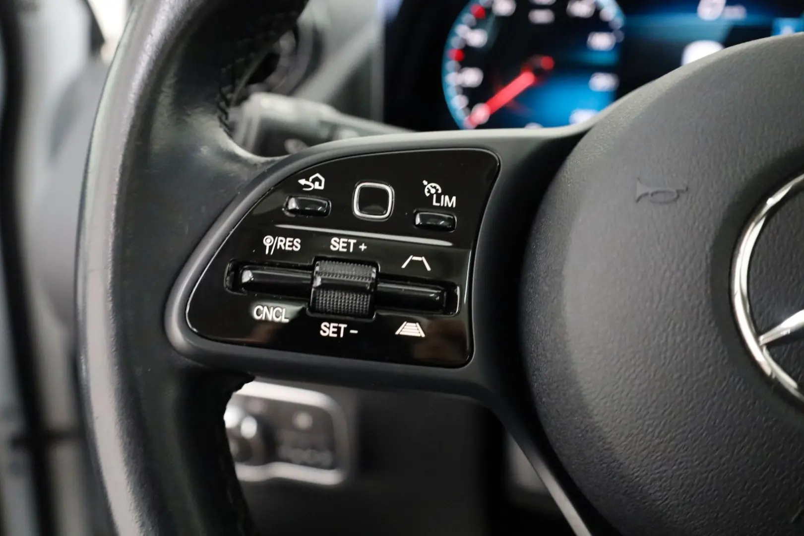 GLA 200 d T.Leder Navi Kamera ACC Panorama AHK