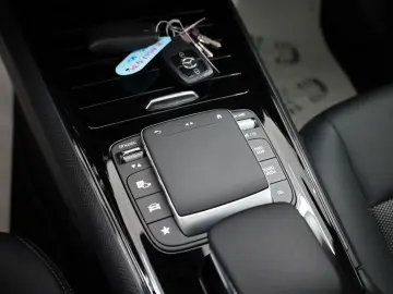 GLA 200 d T.Leder Navi Kamera ACC Panorama AHK