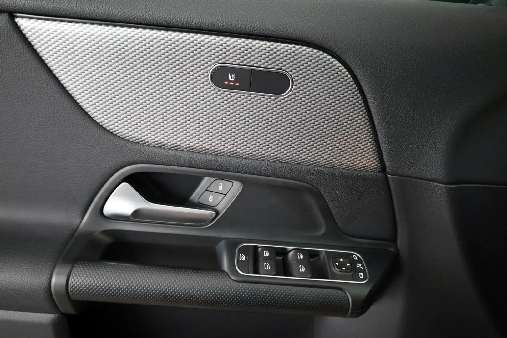 GLA 200 d T.Leder Navi Kamera ACC Panorama AHK