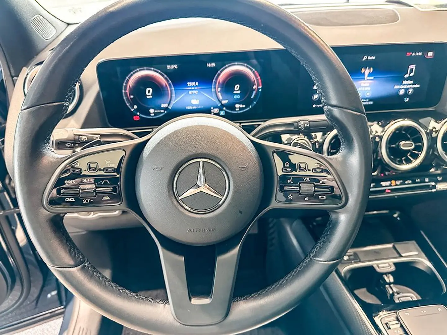 GLA 250 e STYLE MULTIB PANO AHK DISTRONIC KAMERA