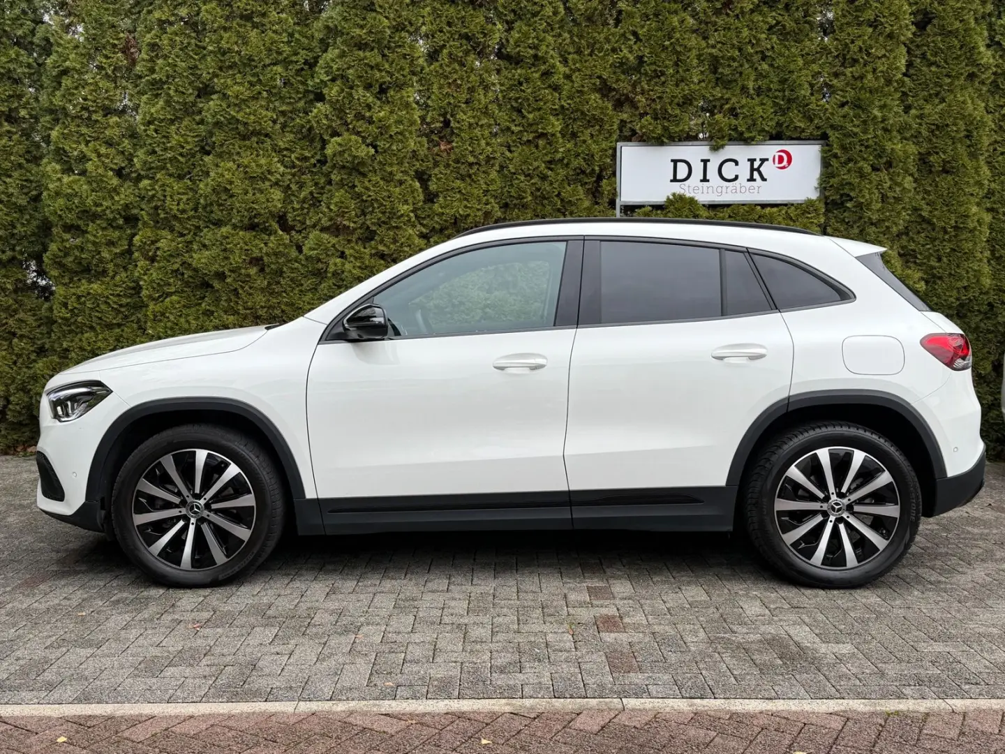 GLA 200 d 7G Night LED MBUX SHZ PANO 360  LEDER