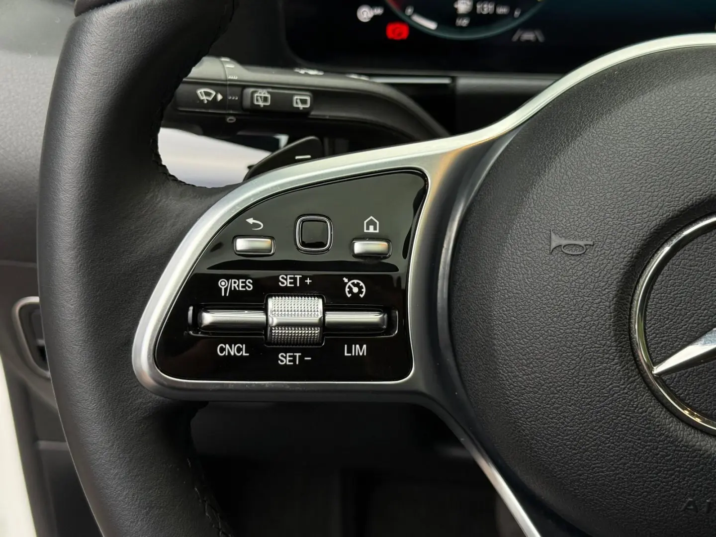 GLA 200 d 7G Night LED MBUX SHZ PANO 360  LEDER