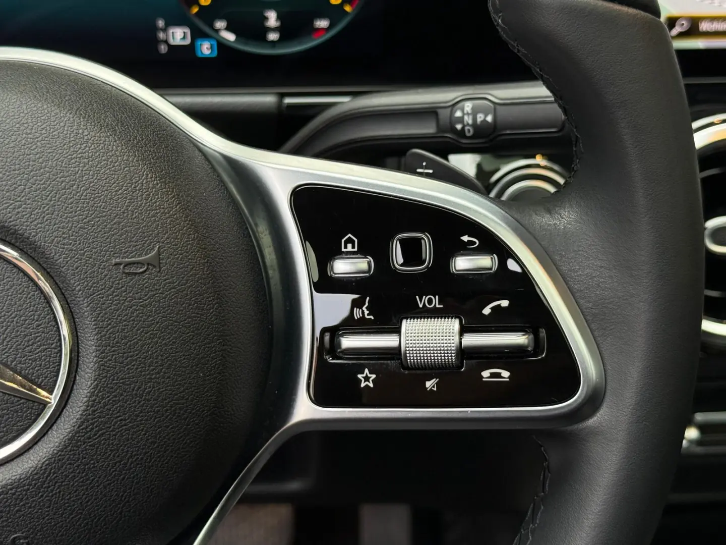 GLA 200 d 7G Night LED MBUX SHZ PANO 360  LEDER