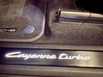 Cayenne Turbo E-Hybrid SportDesign PCCB PTS AHK