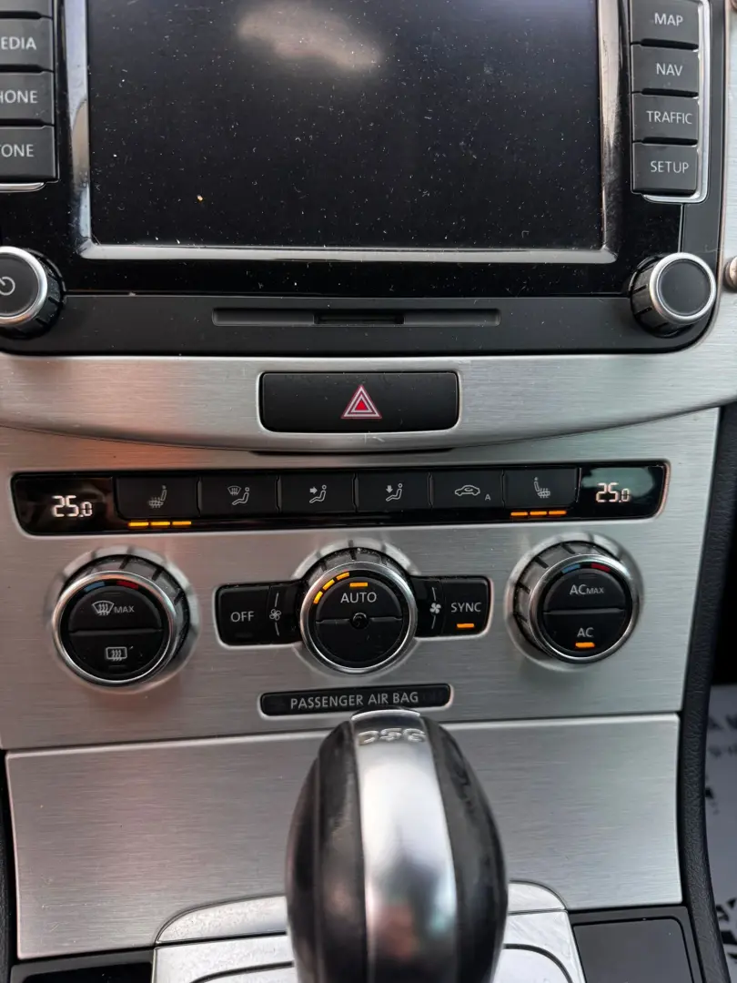 Volkswagen Passat 2012 1.4L Benzină