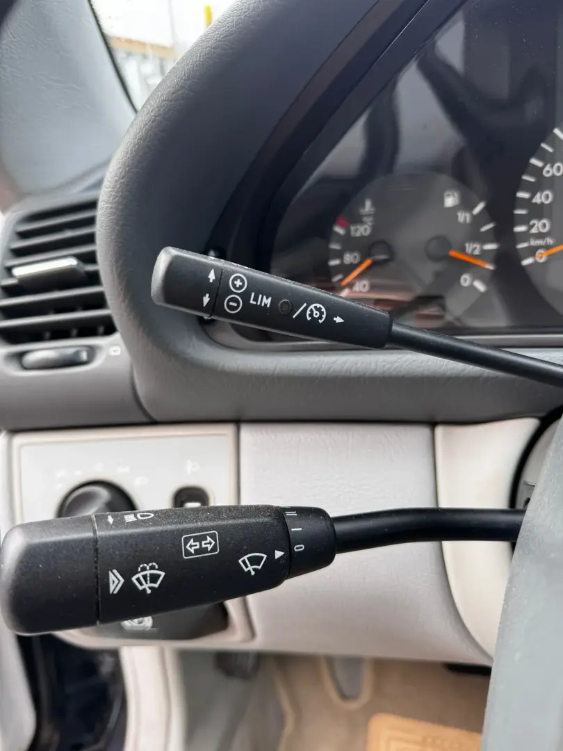 Mercedes-Benz CLK 230 2001 2.3L Benzină