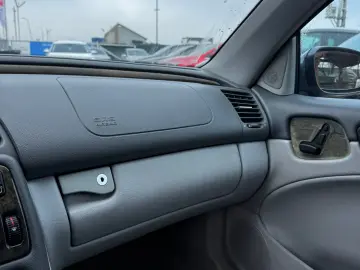 Mercedes-Benz CLK 230 2001 2.3L Benzină