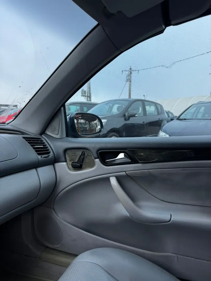 Mercedes-Benz CLK 230 2001 2.3L Benzină