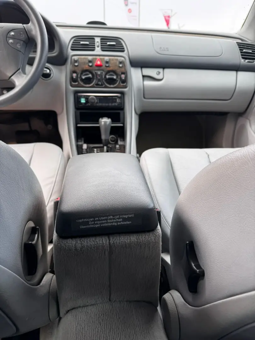 Mercedes-Benz CLK 230 2001 2.3L Benzină