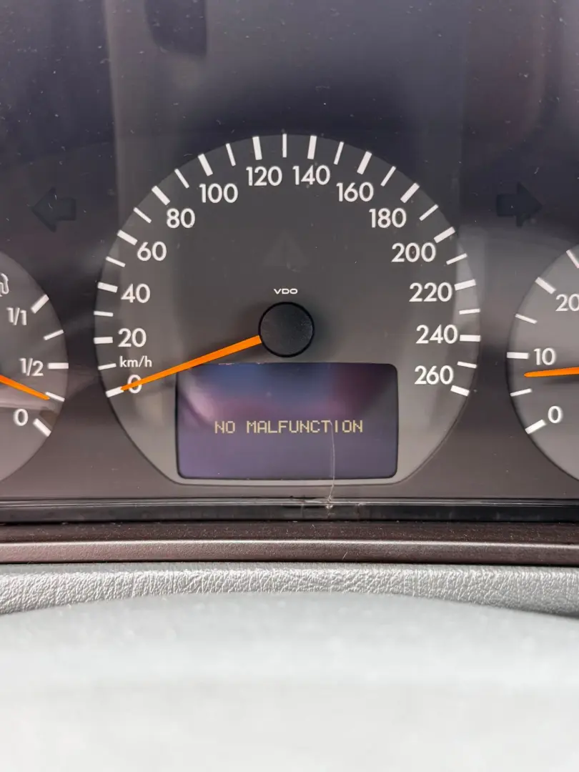 Mercedes-Benz CLK 230 2001 2.3L Benzină