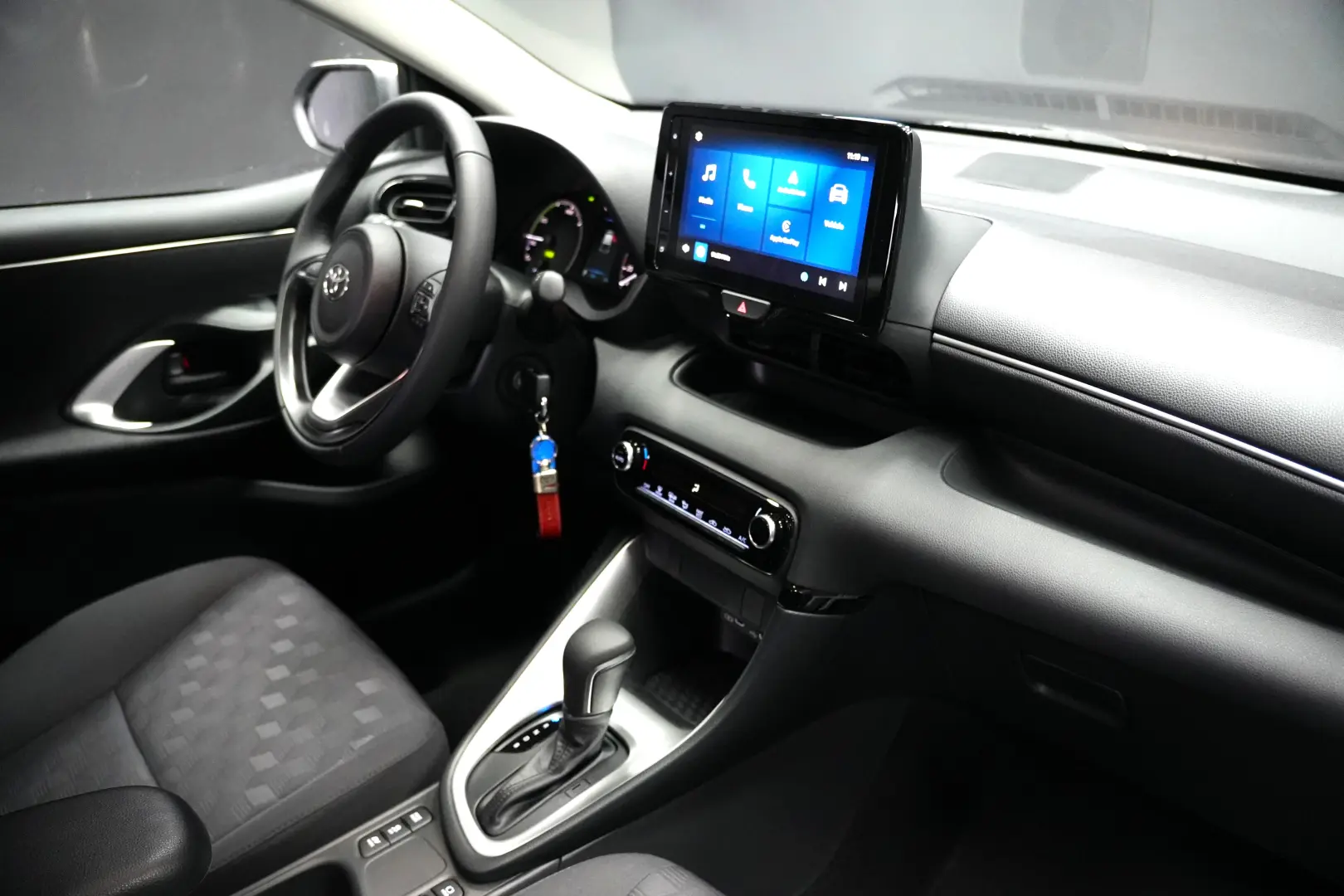 TOYOTA YARIS HYB ECO AT