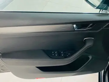 Superb Lim 2.0 TDI DSG STYLE NAVI ACC MATRIX AHK