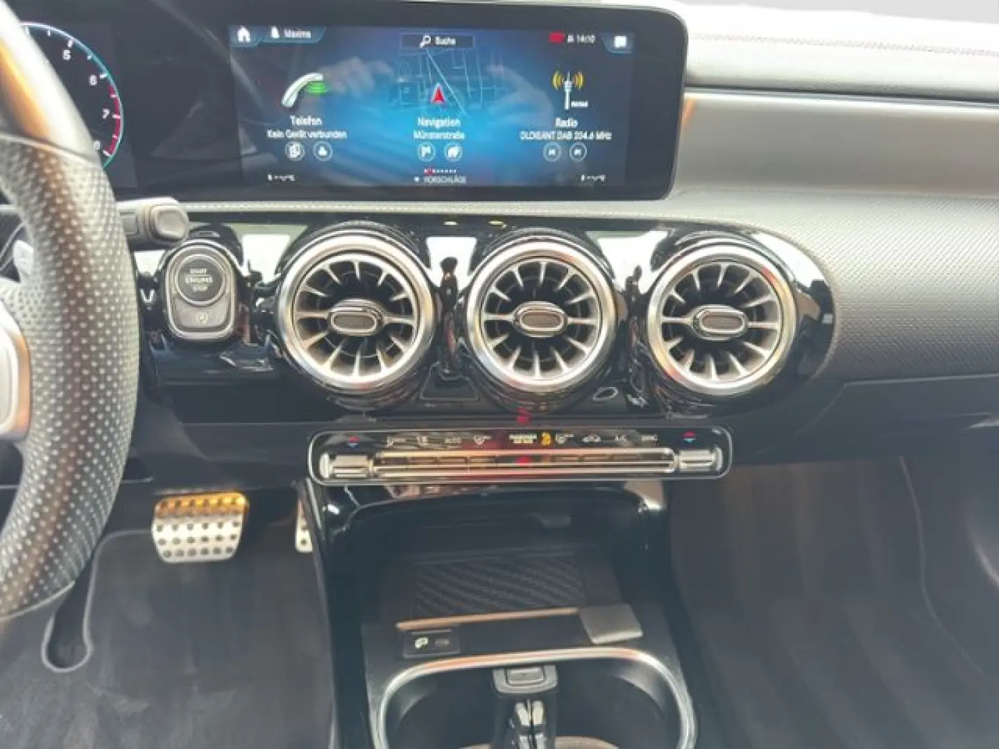 CLA 200  Shooting Brake AMG LINE AHK PANO