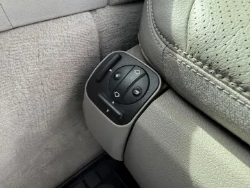 MERCEDES-BENZ E200 AVANGARDE