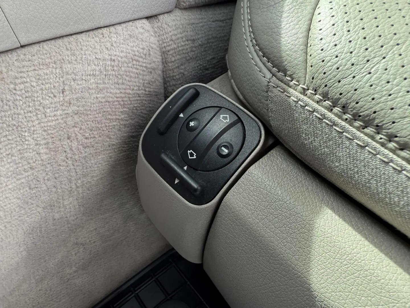 MERCEDES-BENZ E200 AVANGARDE