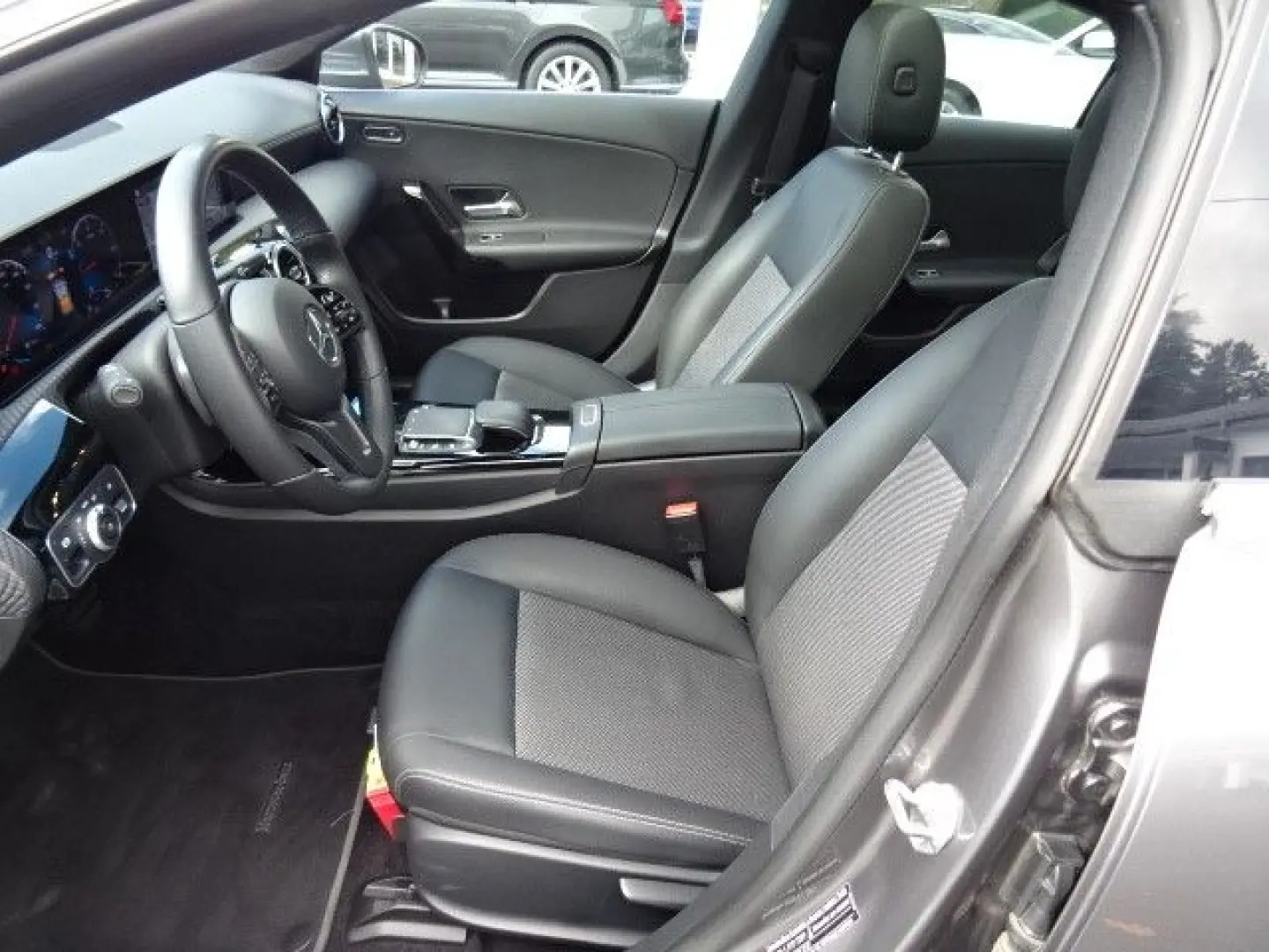 CLA 180d T-LEDER NAVI LED AUTOM PANO KAME 1HAND