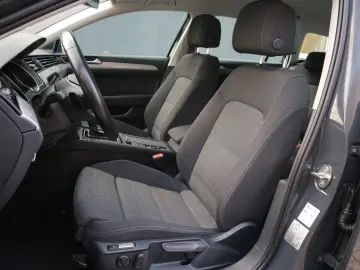 Passat Variant Business  2.HD DSG ACC RFK AHK