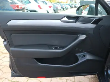 Passat Variant Business  2.HD DSG ACC RFK AHK