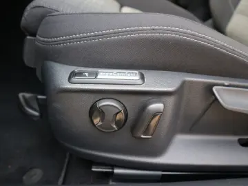 Passat Variant Business  2.HD DSG ACC RFK AHK