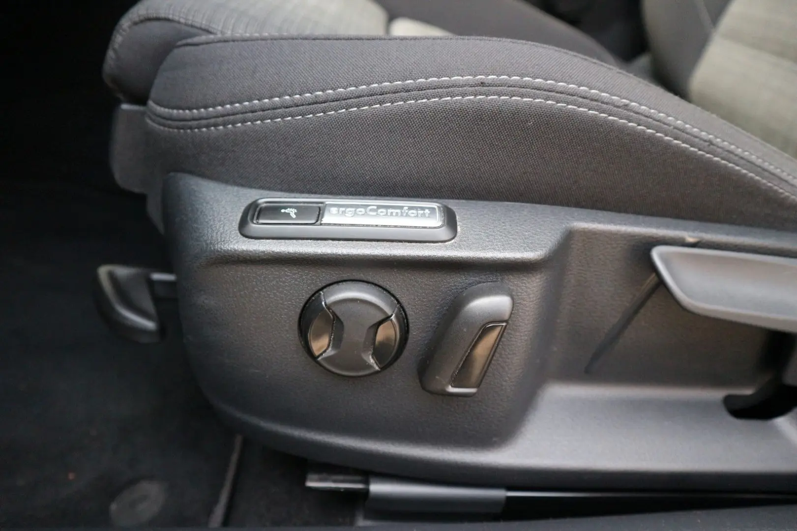 Passat Variant Business  2.HD DSG ACC RFK AHK