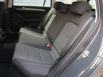 Passat Variant Business  2.HD DSG ACC RFK AHK