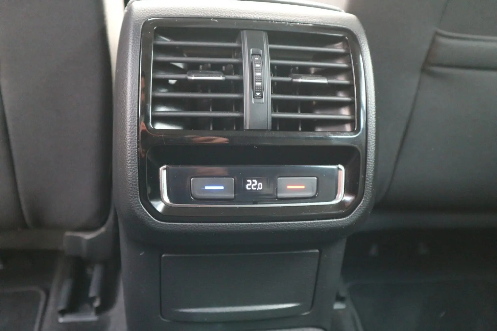 Passat Variant Business  2.HD DSG ACC RFK AHK