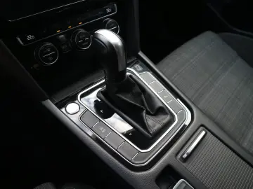 Passat Variant Business  2.HD DSG ACC RFK AHK