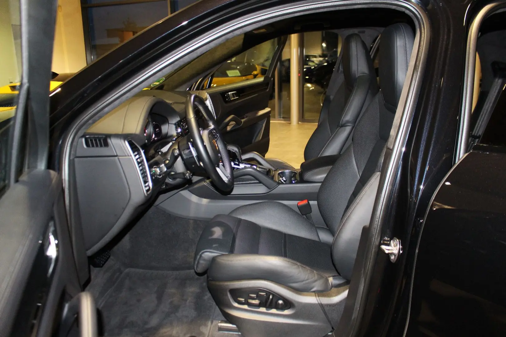 CAYENNE COUPE E-HYBRID  SPORT-DESIGN  22  VOLL!