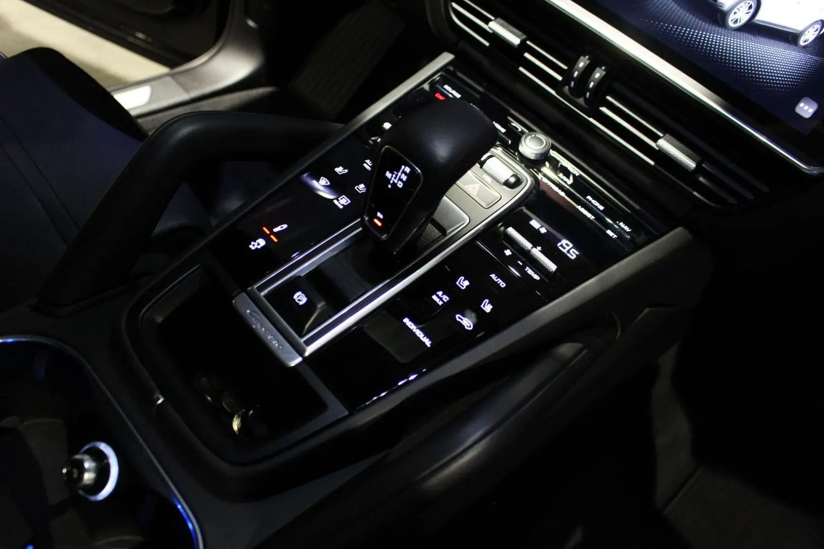 CAYENNE COUPE E-HYBRID  SPORT-DESIGN  22  VOLL!